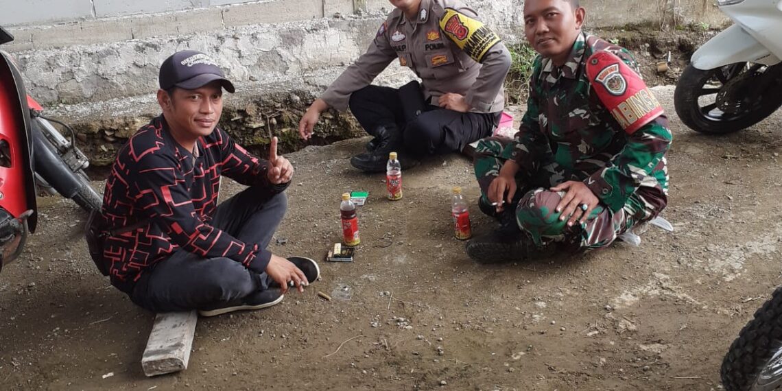 Dekati Warga Babinkamtibmas Bersinergi dengan Babinsa Sambangi Warga dan Berikan Imbauan Kamtibmas