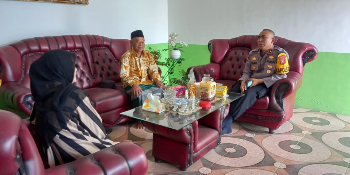 Wujudkan Kedekatan Dengan Tokoh Agama, Kapolsek Baros bersama Bhabinkamtibmas Jayamekar Polsek Baros Sambangi Tokoh Agama
