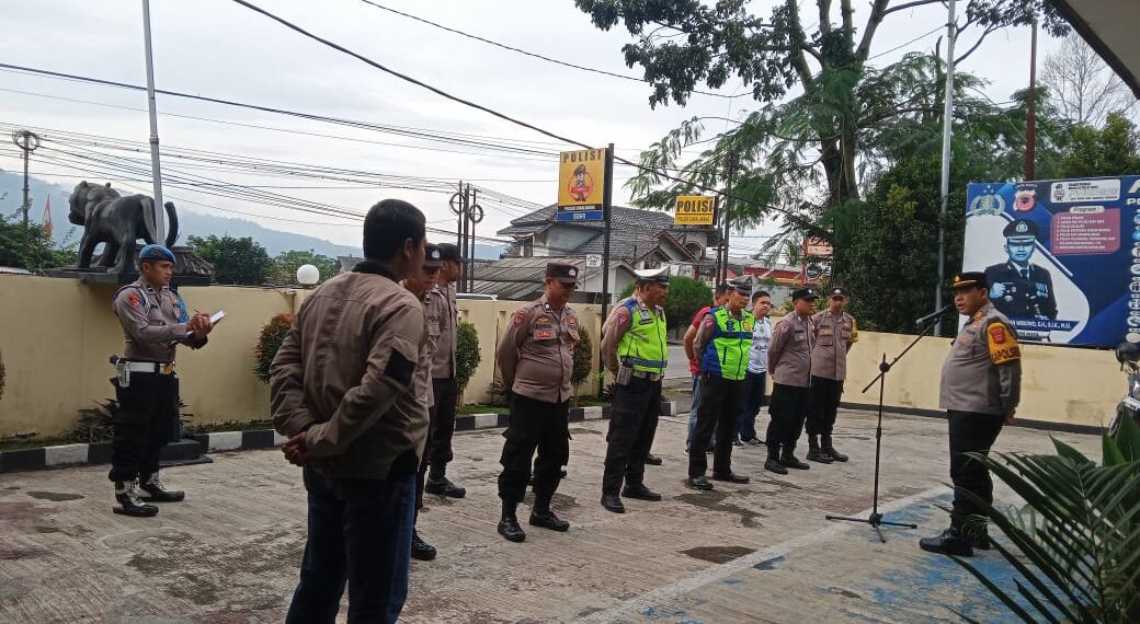 Kapolsek Sukalarang Sampaikan Arahan Kepada Anggota Saat Apel Pagi