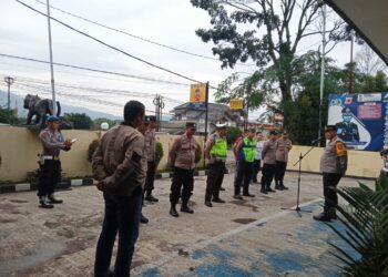 Kapolsek Sukalarang Sampaikan Arahan Kepada Anggota Saat Apel Pagi