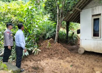 Bhabinkamtibmas Polsek Cireunghas Polres Sukabumi Kota Bersama Pemerintah Desa Cek Lokasi Bencana Longsor