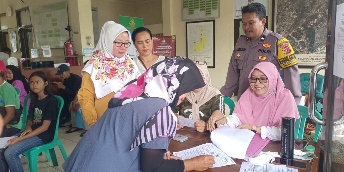 Bhabinkamtibmas Laksanakan Monitoring dan Pengamanan Penyaluran Bansos