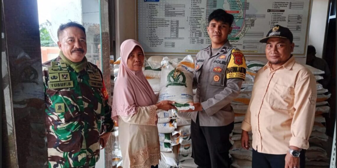 Sinergitas TNI-POLRI Bhabinkamtibmas Babinsa Kelurahan Citamiang melaksanakan Monitoring dan Pengamanan Penyaluran Bansos