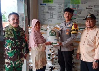 Sinergitas TNI-POLRI Bhabinkamtibmas Babinsa Kelurahan Citamiang melaksanakan Monitoring dan Pengamanan Penyaluran Bansos
