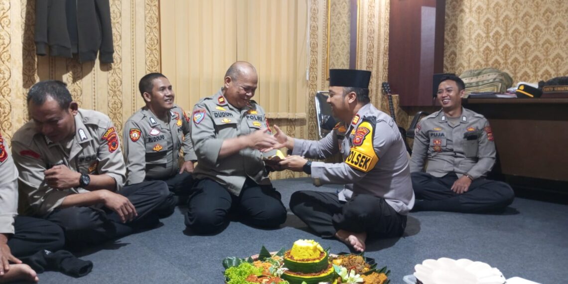 Kapolsek Cisaat Gelar Syukuran Rayakan Ulang Tahun Anggotanya