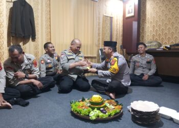 Kapolsek Cisaat Gelar Syukuran Rayakan Ulang Tahun Anggotanya