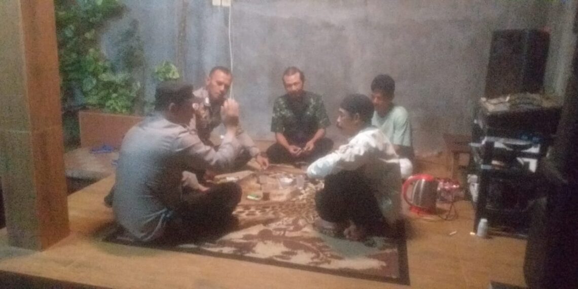 Melalui Sambang Pos Kamling Anggota Polsek Lembursitu Sampaikan Pesan kamtibmas