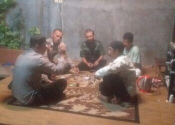 Melalui Sambang Pos Kamling Anggota Polsek Lembursitu Sampaikan Pesan kamtibmas