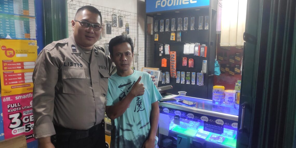 Unit Samapta Polsek Kebonpedes Patroli Pertokoan Di Kampung Ciseke Antisipasi Kejahatan Malam Hari