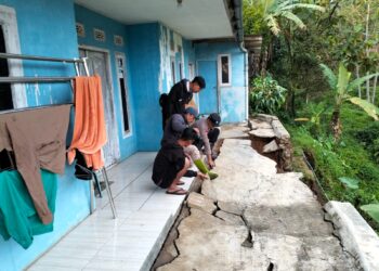 Wujud Kepedulian POLRI, Bhabinkamtibmas Polsek Cireunghas Polres Sukabumi Kota Kerja Bakti Bersihkan Material Tanah Longsor Di Rumah Warga