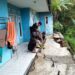 Wujud Kepedulian POLRI, Bhabinkamtibmas Polsek Cireunghas Polres Sukabumi Kota Kerja Bakti Bersihkan Material Tanah Longsor Di Rumah Warga
