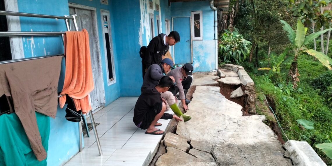 Bhabinkamtibmas Polsek Cireunghas Ikut Berpartisipasi dalam kegiatan Kerja Bakti Bersihkan Tanah Longsor