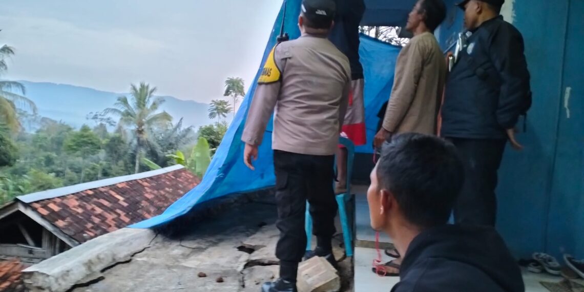 Bhabinkamtibmas Polsek Cireunghas Kerja Bakti Bersihkan Tanah Longsor Di Rumah Warga