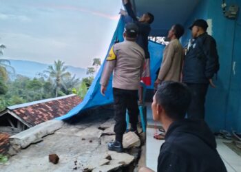 Bhabinkamtibmas Polsek Cireunghas Kerja Bakti Bersihkan Tanah Longsor Di Rumah Warga