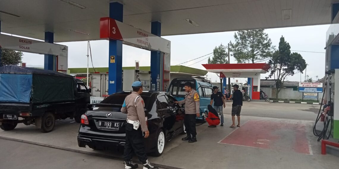 Polisi Polsek Sukalarang Giat Patroli Dialogis Antisipasi Gangguan Kamtibmas Di Pom mini