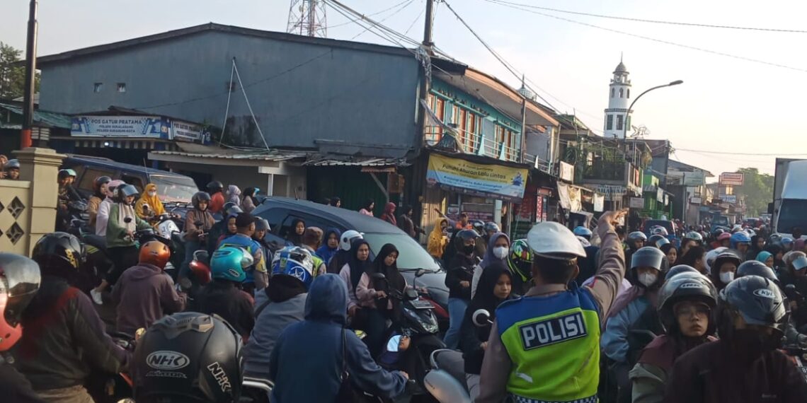 Antisipasi Kemacetan Pagi , Unit Lantas Polsek Sukalarang Melaksanakan Gatur Lalin Saat Jam Masuk Karyawan