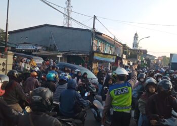 Antisipasi Kemacetan Pagi , Unit Lantas Polsek Sukalarang Melaksanakan Gatur Lalin Saat Jam Masuk Karyawan