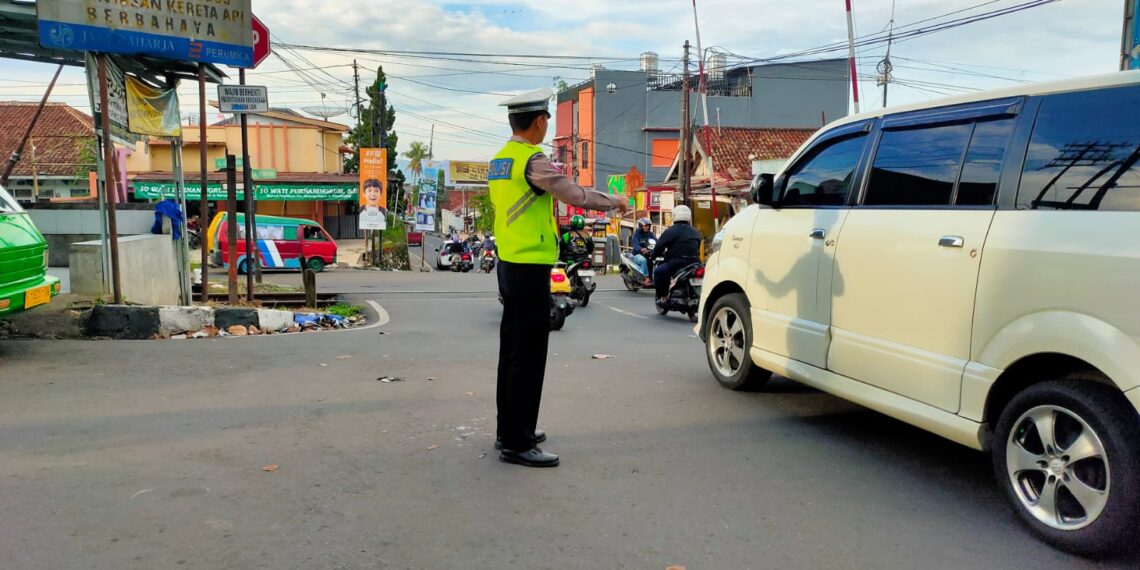 Guna Kelancaran Arus Lalu Lintas Unit Lantas Polsek Warudoyong Polres Sukabumi Kota Rutin Laksanakan Penjagaan Pengaturan (Gatur) Lalu Lintas Pagi Hari