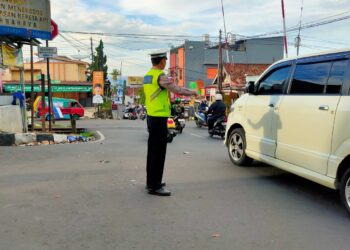 Guna Kelancaran Arus Lalu Lintas Unit Lantas Polsek Warudoyong Polres Sukabumi Kota Rutin Laksanakan Penjagaan Pengaturan (Gatur) Lalu Lintas Pagi Hari