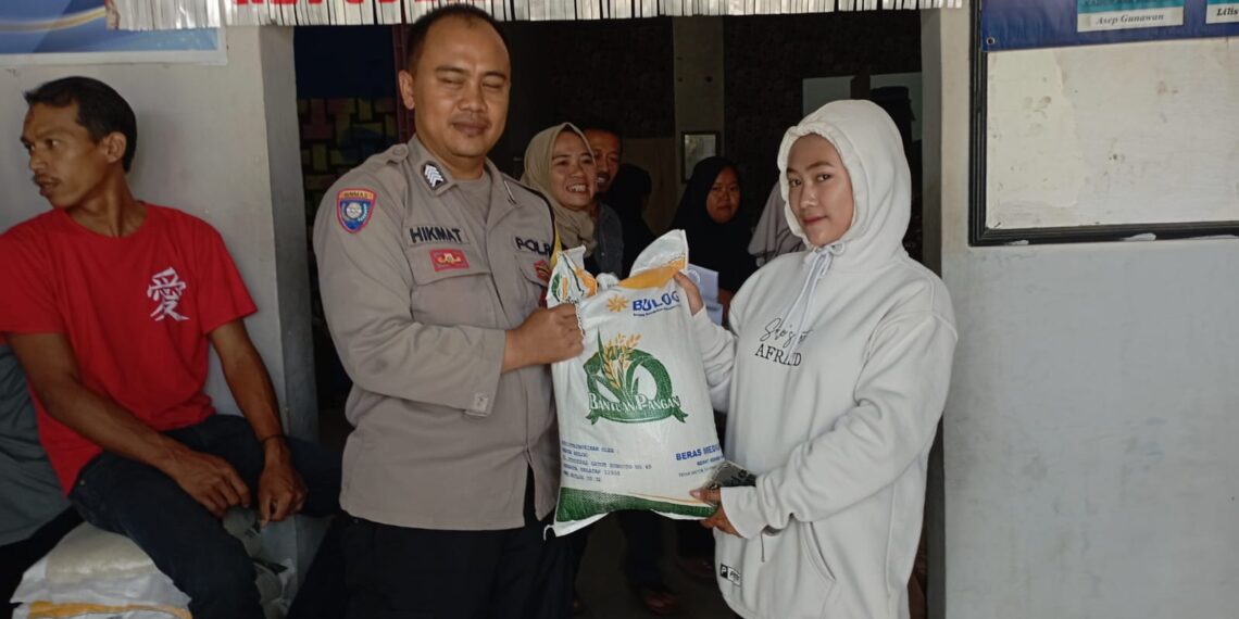 Pengamanan dan Monitoring Pembagian Bansos Beras Bhabinkamtibmas Polsek Cisaat