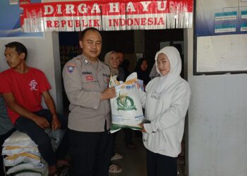 Pengamanan dan Monitoring Pembagian Bansos Beras Bhabinkamtibmas Polsek Cisaat