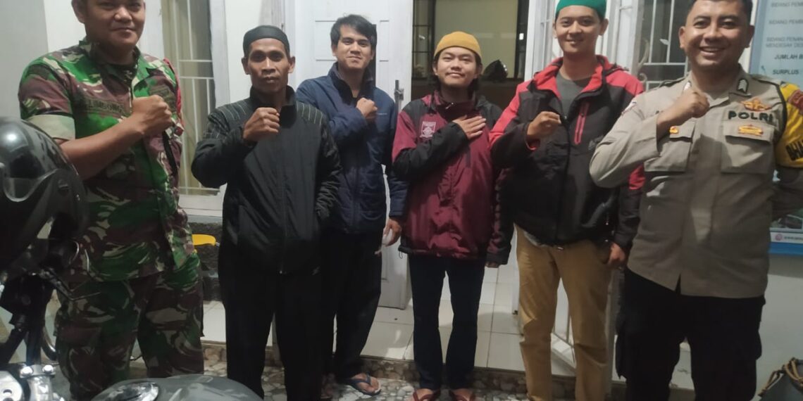 Sinergitas TNI POLRI Bhabinkamtibmas Desa Parungseah dan Bhabinsa Koramil Sukabumi Laksanakan Dialogis dan Silaturahmi Dengan Warga