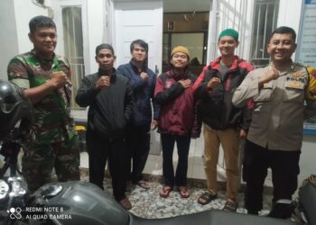 Sinergitas TNI POLRI Bhabinkamtibmas Desa Parungseah dan Bhabinsa Koramil Sukabumi Laksanakan Dialogis dan Silaturahmi Dengan Warga