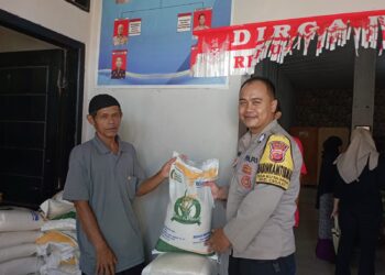 Polsek Cisaat Pengamanan dan Monitoring Pembagian Bansos Beras