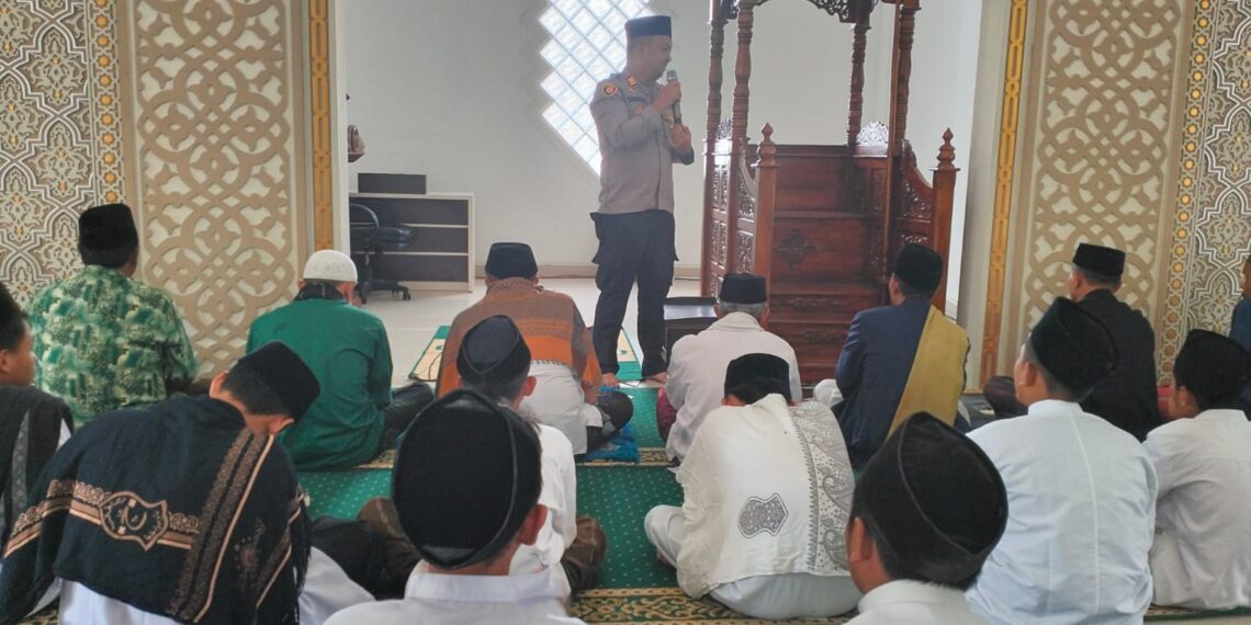 Berikan Pesan Kamtibmas Kapolsek Cisaat Laksanakan Safari Jumat Keliling