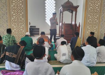 Berikan Pesan Kamtibmas Kapolsek Cisaat Laksanakan Safari Jumat Keliling