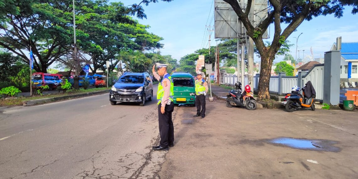 Unit Lantas Polsek Baros Polres Sukabumi Kota Rutin Laksanakan Penjagaan Pengaturan (Gatur) Lalu Lintas Pagi Hari