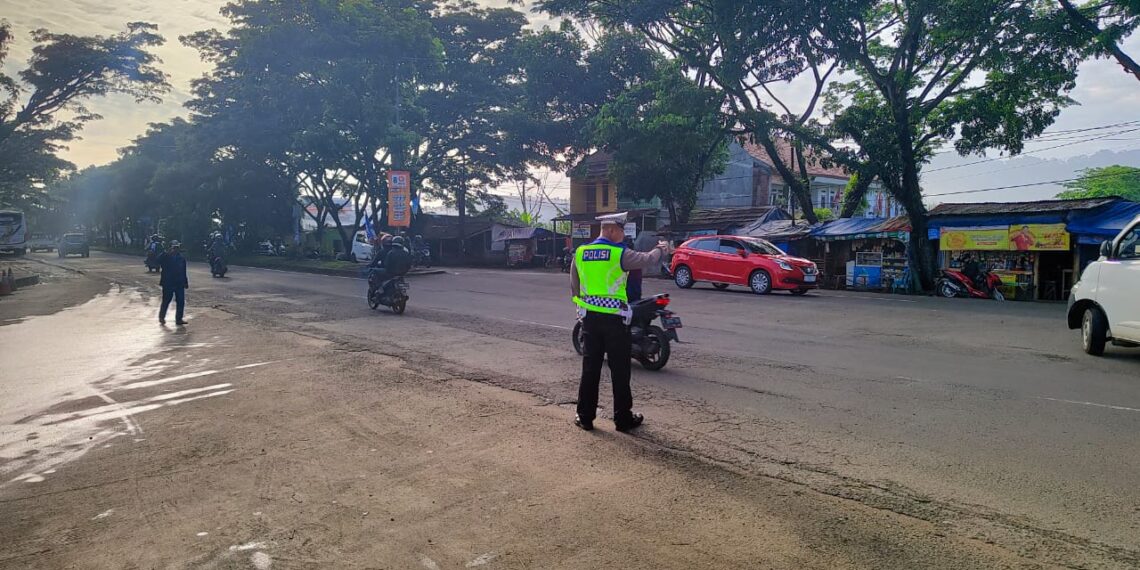 Pelaksanaan Gatur Lalin Pagi, Bentuk Pelayanan Personil Polsek Baros Kepada Masyarakat