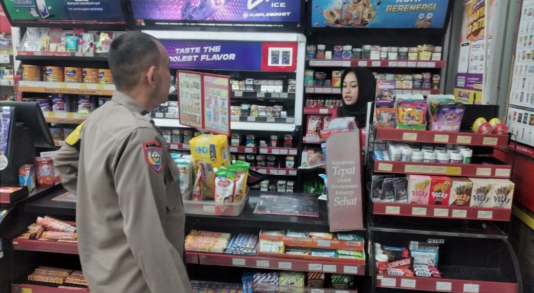 Bhabinkamtibmas Polsek Baros Laksanakan Patroli Dialogis Demi Ciptakan Situasi Kondusif