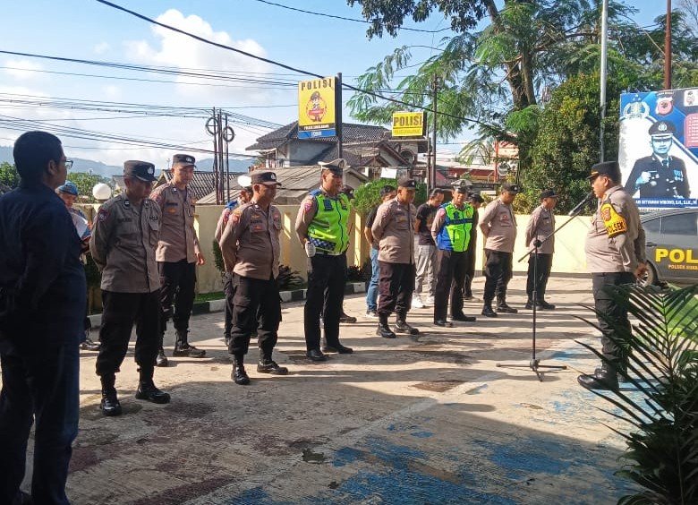 Pimpin Apel Pagi, Kapolsek Sukalarang Berikan Arahan Tentang Pentingnya Kedisiplinan