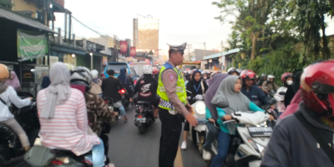 Antisipasi Kemacetan Pagi, Unit Lantas Polsek Sukalarang Melaksanakan Gatur Lalin Saat Jam Masuk Karyawan