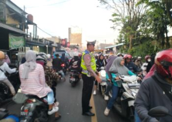 Antisipasi Kemacetan Pagi, Unit Lantas Polsek Sukalarang Melaksanakan Gatur Lalin Saat Jam Masuk Karyawan
