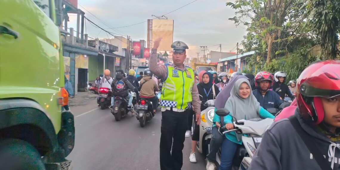 Guna Kelancaran Arus Lalu Lintas Unit Lantas Polsek Sukalarang Rutin Laksanakan Penjagaan Pengaturan (Gatur) Lalu Lintas Pagi Hari