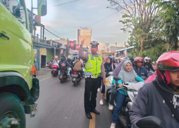 Guna Kelancaran Arus Lalu Lintas Unit Lantas Polsek Sukalarang Rutin Laksanakan Penjagaan Pengaturan (Gatur) Lalu Lintas Pagi Hari