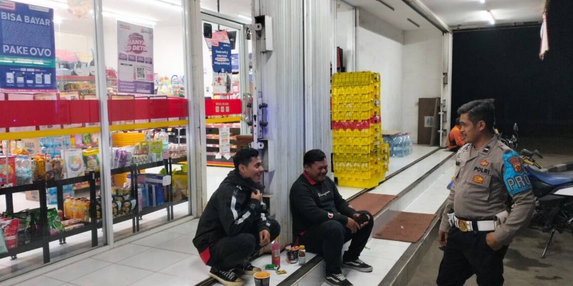 Personil Polsek Sukalarang Patroli Toko Minimarket dan Dialogis dengan Masyarakat