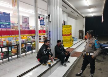 Personil Polsek Sukalarang Patroli Toko Minimarket dan Dialogis dengan Masyarakat