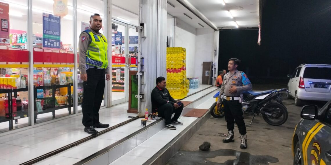 Anggota Polsek Sukalarang Lakukan Kegiatan Patroli Rutin di sekitar Toko Minimarket yang Tersebar di wilayah hukumnya