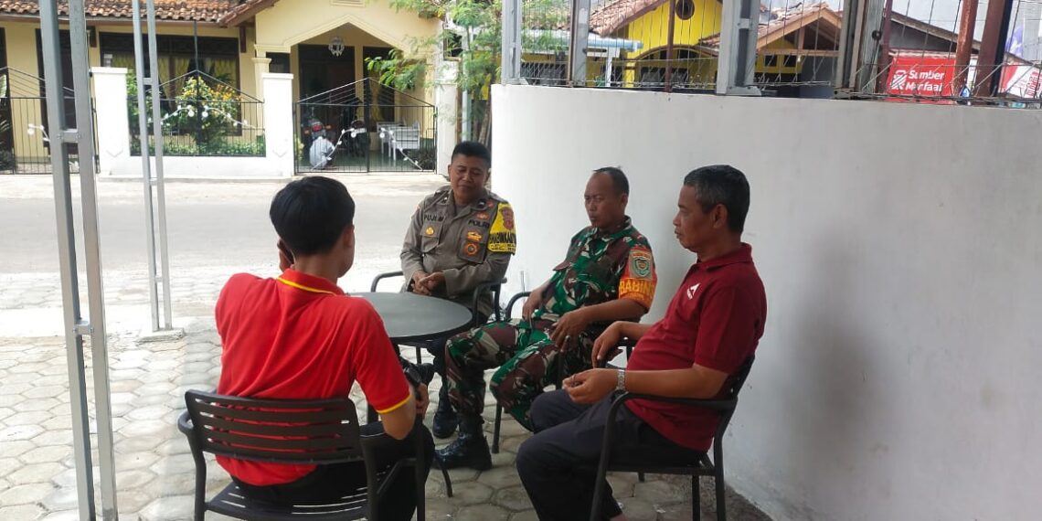 Bhabinkamtibmas Kelurahan Baros bersama Babinsa Melaksanakan Giat Silaturahmi dan Dialogis dengan Tokoh Masyarakat