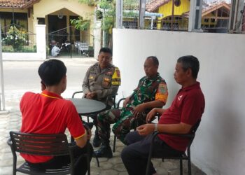 Bhabinkamtibmas Kelurahan Baros bersama Babinsa Melaksanakan Giat Silaturahmi dan Dialogis dengan Tokoh Masyarakat