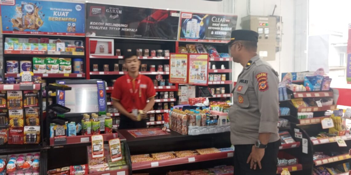 Antisipasi Segala Bentuk Tindak Kejahatan Di Pertokoan, Unit Samapta Polsek Cireunghas Laksanakan Patroli Dialogis Ke Mini Market