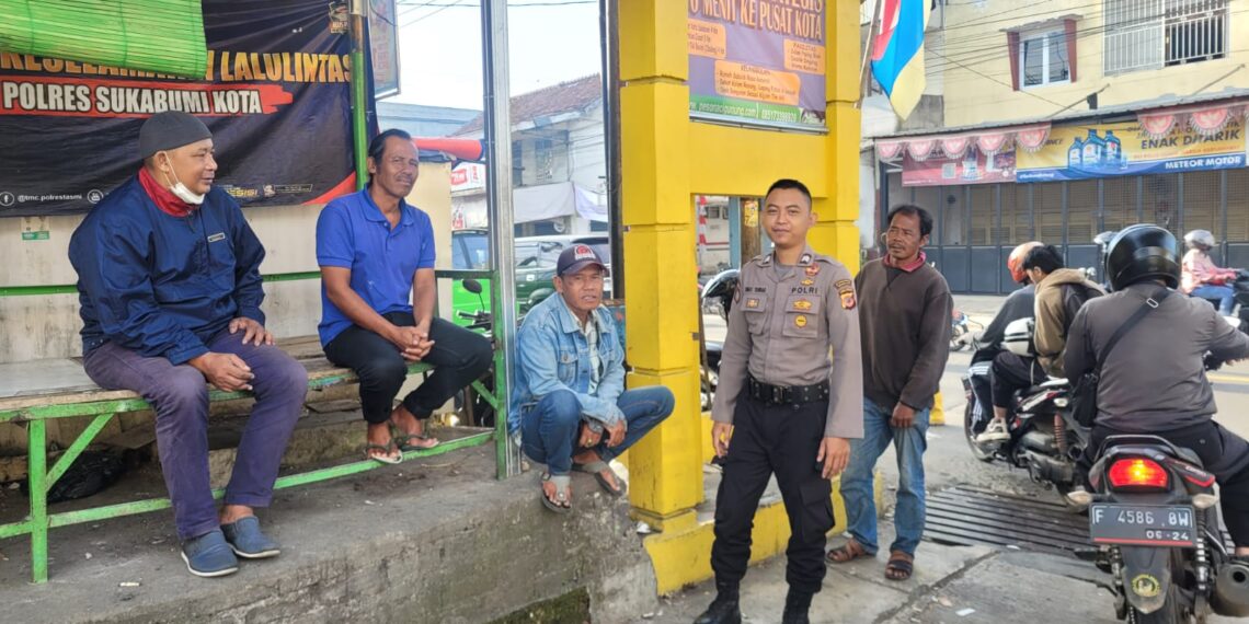 Sambangi Pangkalan Ojek, Patroli Samapta Polsek Cisaat  Berikan Himbauan Kamtibmas