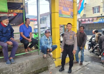 Sambangi Pangkalan Ojek, Patroli Samapta Polsek Cisaat Berikan Himbauan Kamtibmas