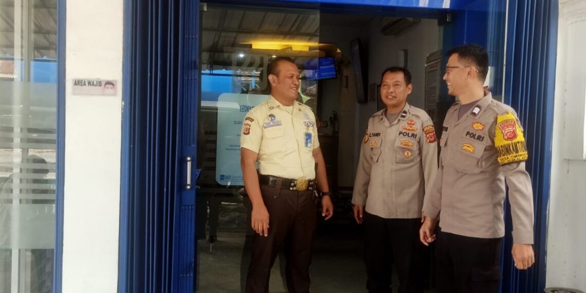 Polsek Sukalarang Sampaikan Pesan-Pesan Kamtibmas kepada Petugas Keamanan Bank BRI