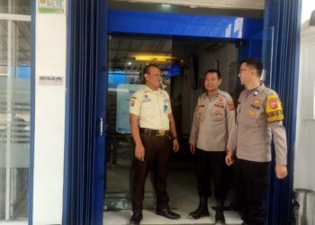 Polsek Sukalarang Sampaikan Pesan-Pesan Kamtibmas kepada Petugas Keamanan Bank BRI