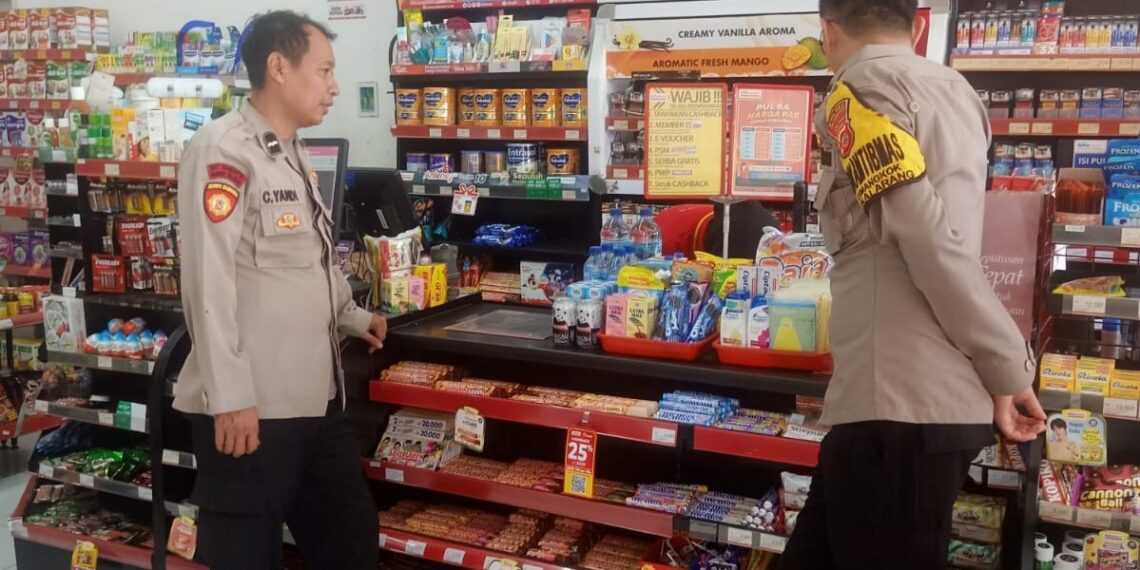 Patroli ke Toko Minimarket untuk Tingkatkan Keamanan dan Ketertiban di Lingkungan Sekitar