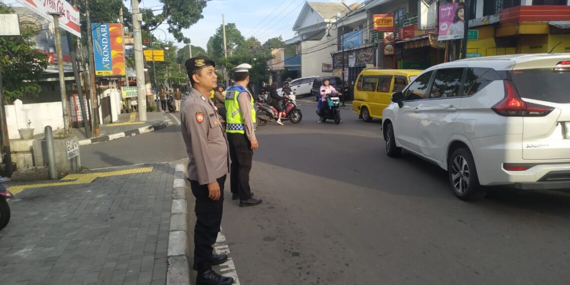 Unit Patroli Polsek Cikole Berikan Pelayanan Kepada Warga Masyarakat Di Pagi Hari
